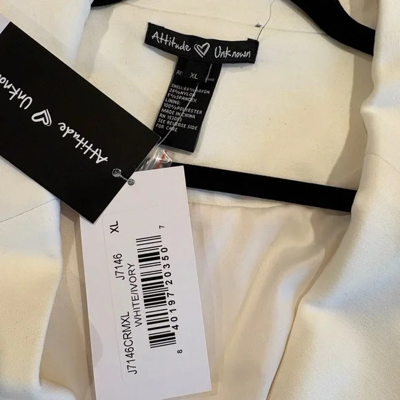 Attitude Unknown Elegant Double-Breasted Blazer with Rose Gold Buttons - Picture 3 of 5